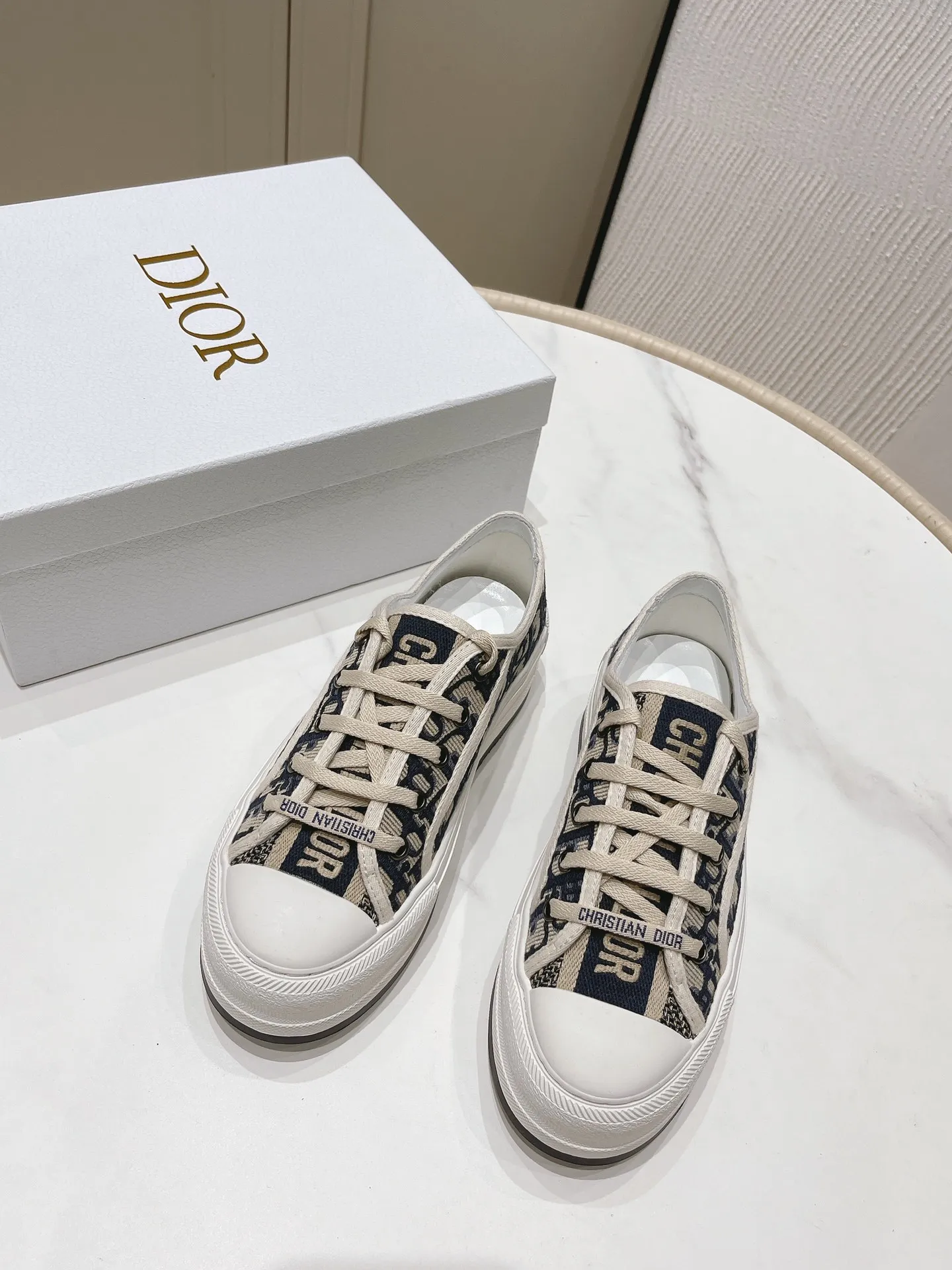 👟👟Ex-factory price 520 👟👟 Women's Shoes Women's Clothing Dior Walk'n Series Presbyopia Embroidery Thick-soled Canvas Shoes Casual Sports Shoes Original Purchase Development Production This Walk'n'Dior thick-soled sneaker is a fashionable item that enhances the style of the series. Oblique printed cotton embroidered upper with comfortable platform sole, tongue and Christian Dior 👟👟 ex-factory aris signature laces. Can add fashionable temperament to all kinds of casual looks ▪️Fabric: Original customized imported Oblique printed embroidery ▪️Inner lining: Imported soft sheepskin lining ▪️Outsole: Original exclusive molded T👟👟Factory price U material ▪️Sole thickness: 4.5CM ▪️Size: Women's 35-40